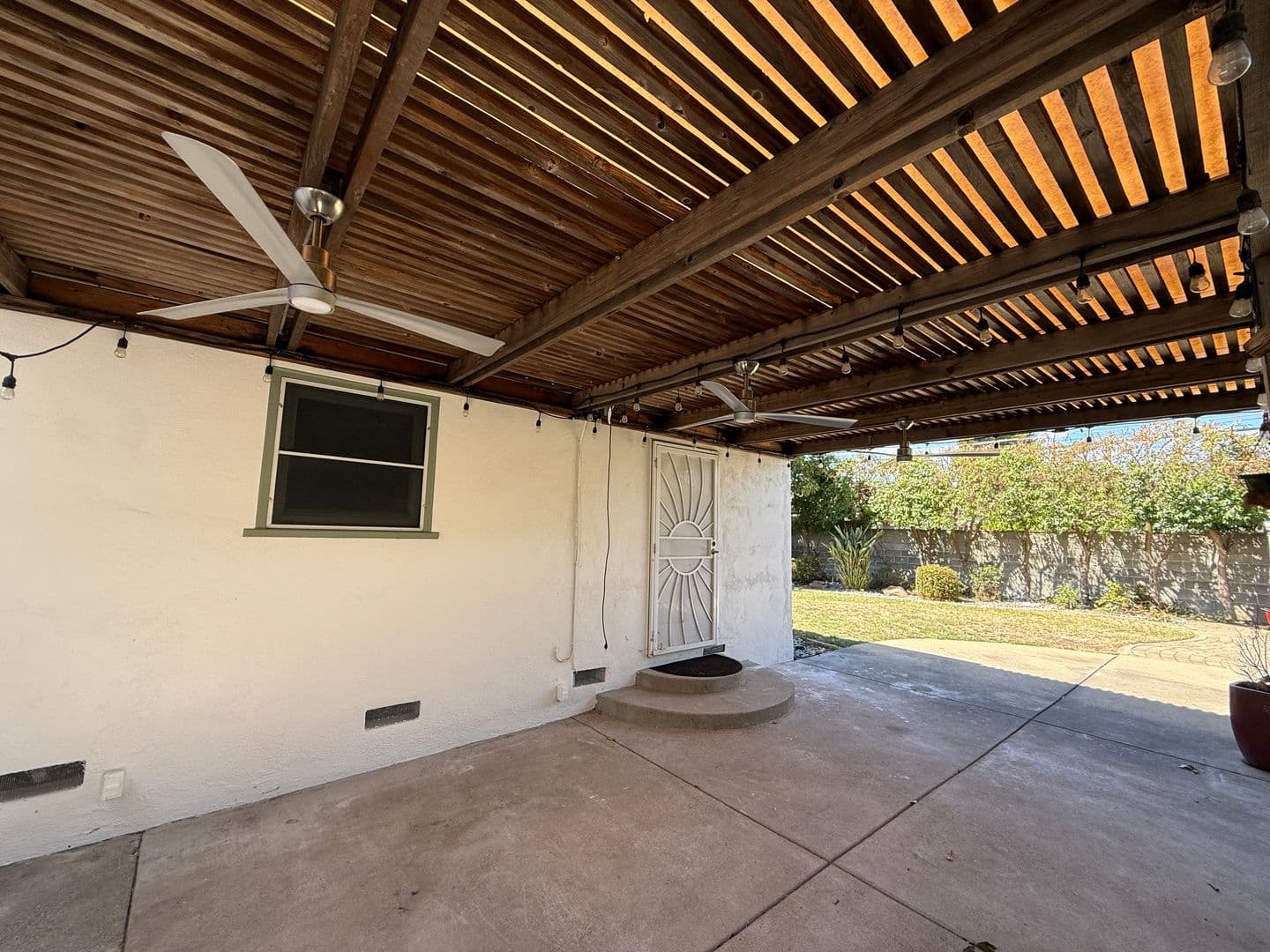 Sacramento House: 5805 20th Ave