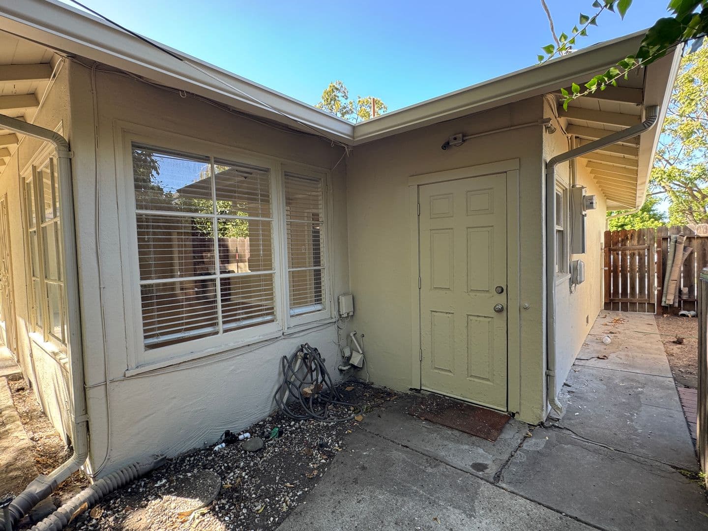Stockton House: 1220 W Benjamin Holt Dr