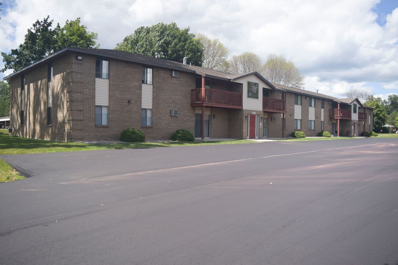 Green Bay Apartment: 1040, 1110, 1130 & 1140 Moraine Way