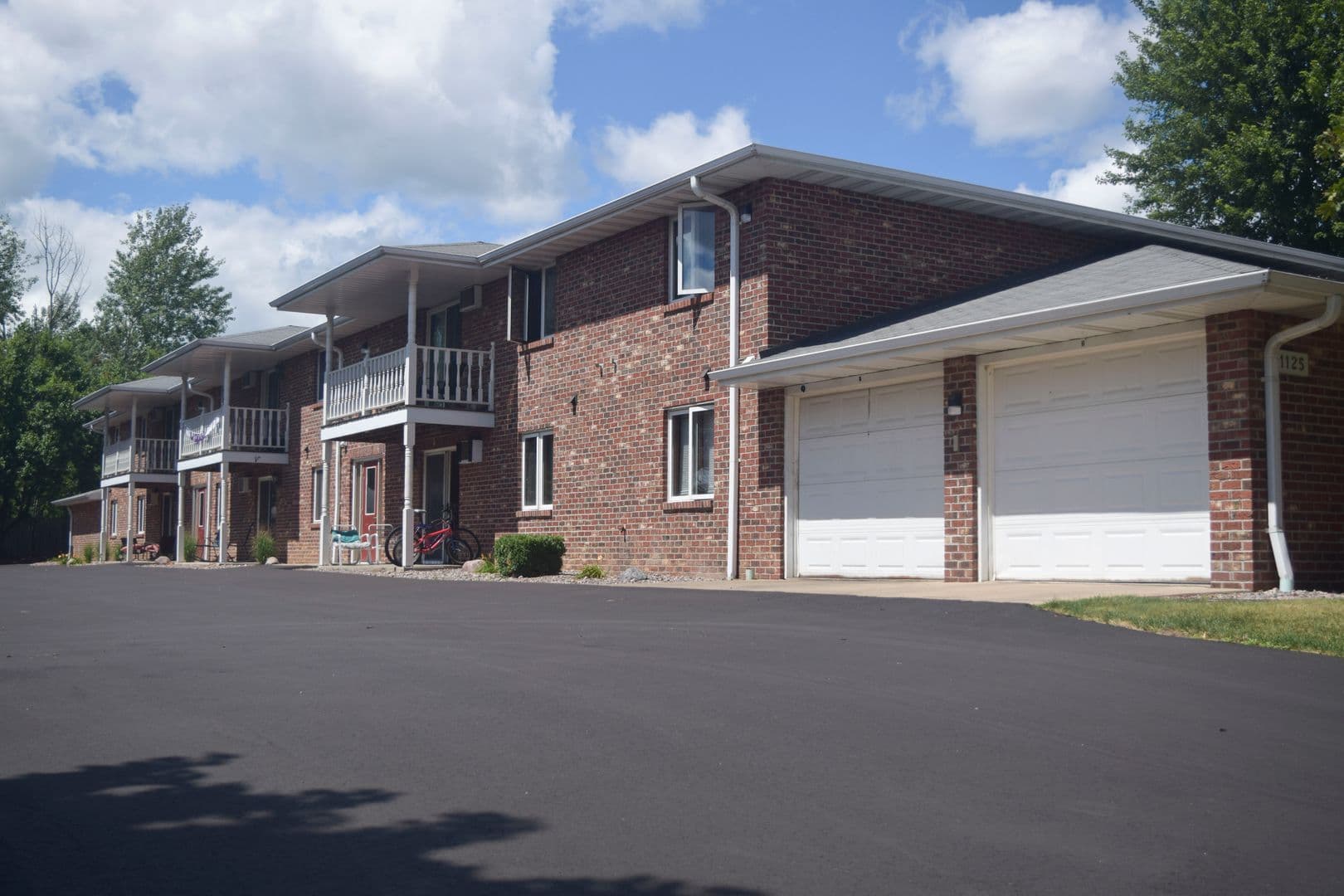 Green Bay Apartment: 1125 1131 1133 & 1135 Moraine Way