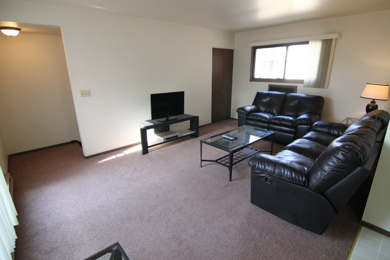 Marshfield Apartment: 701   795 W. 17th Street