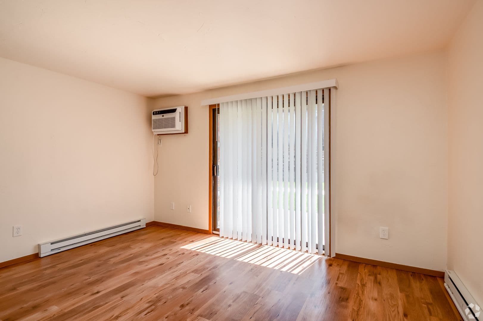 Green Bay Apartment: 1670 - 1740 Western Avenue