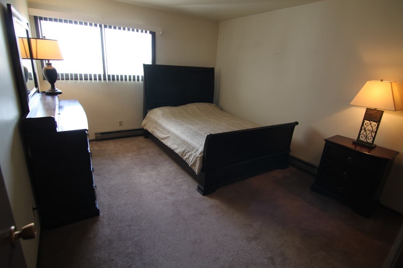 Marshfield Apartment: 701   795 W. 17th Street