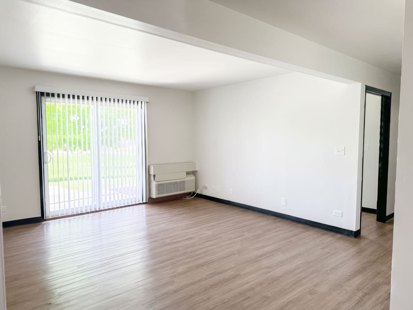 Twin Lakes Apartment: 1601 - 1761 Wilmot Avenue
