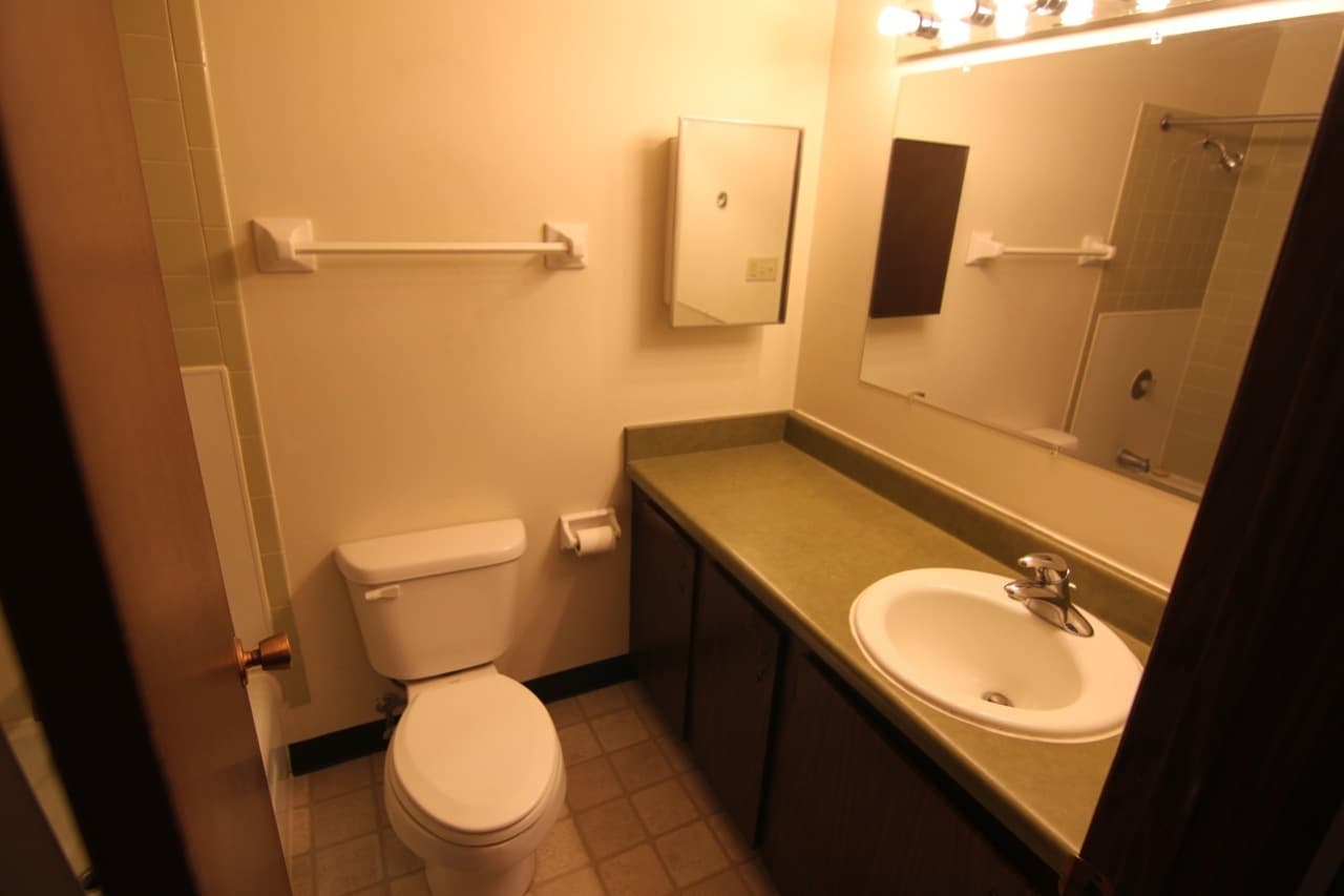Marshfield Apartment: 701   795 W. 17th Street