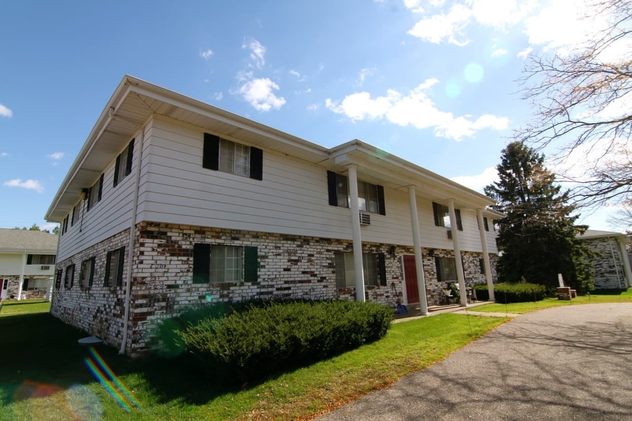 Marshfield Apartment: 1501   1521 S. Locust Avenue