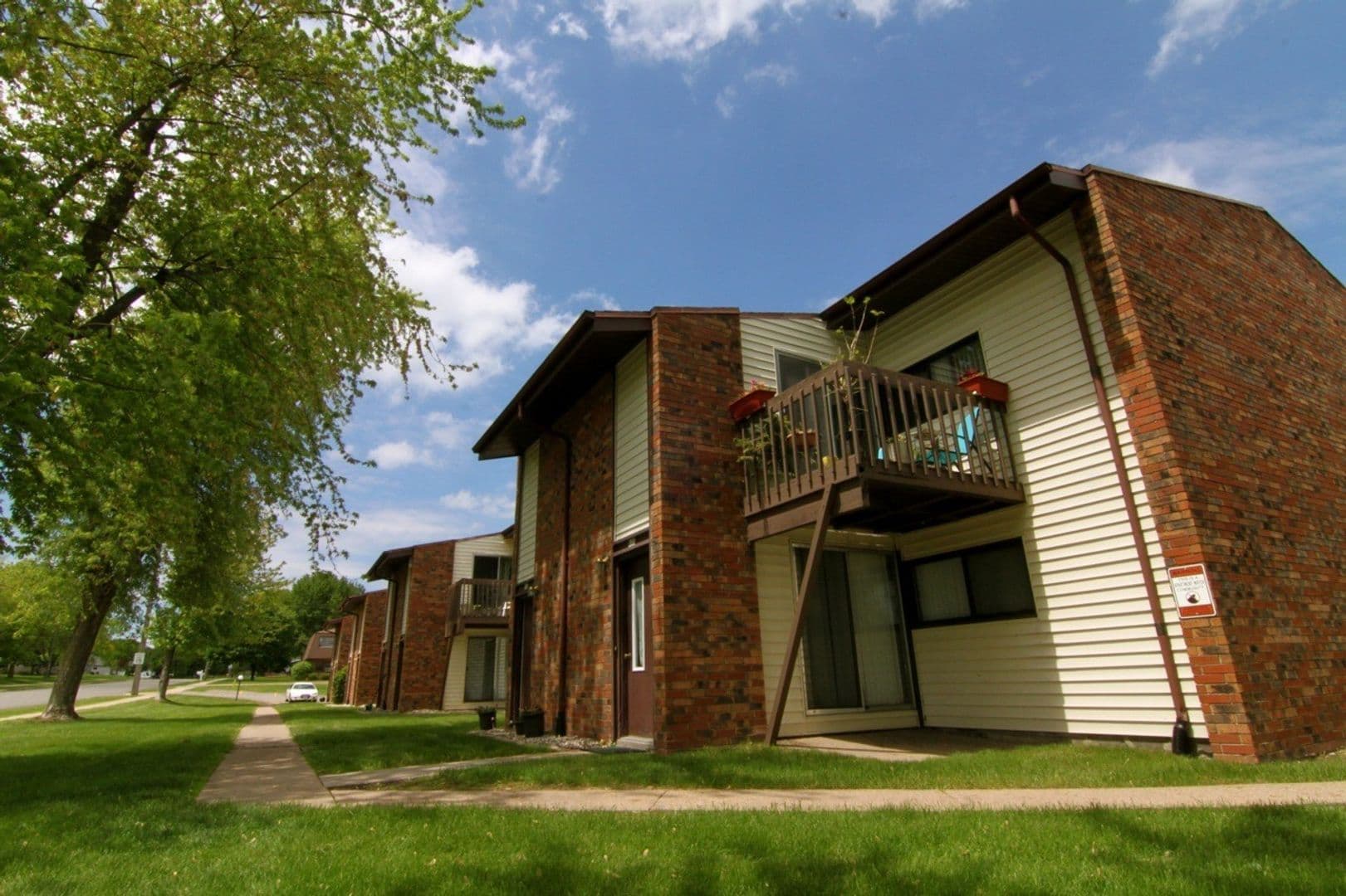 Marshfield Apartment: 801 895 W. 17th St.