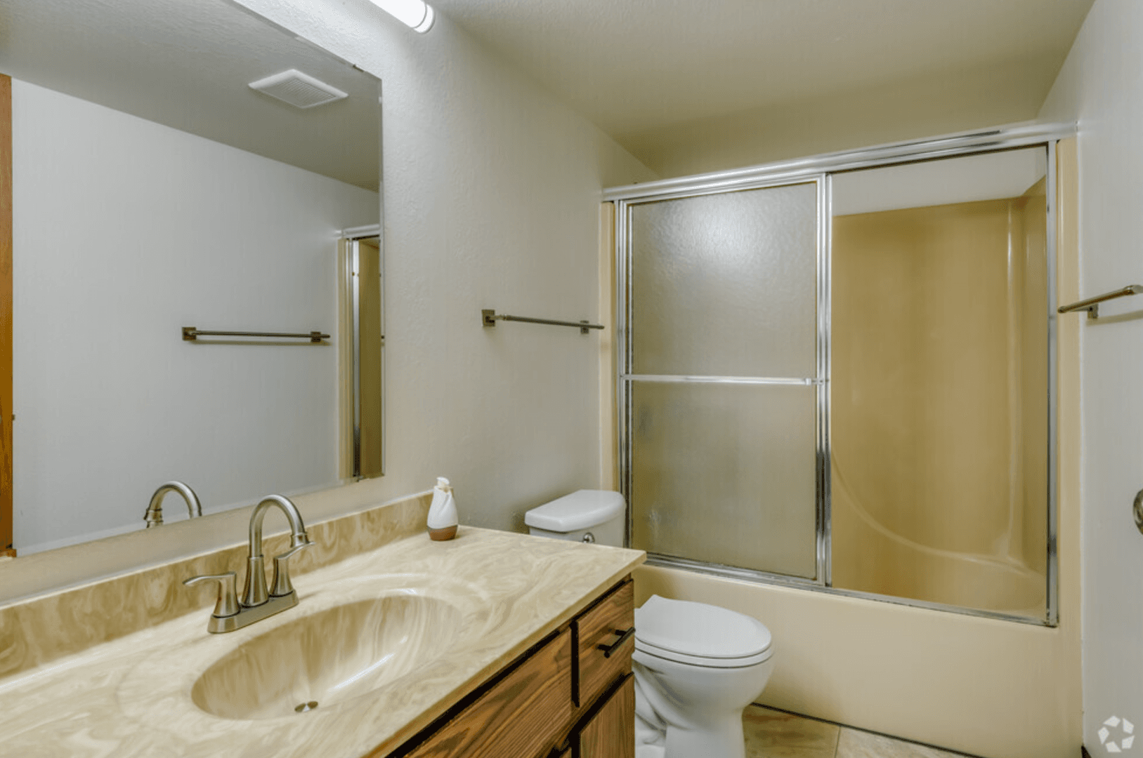 Oshkosh Apartment: 1705 - 1745 Taft Avenue