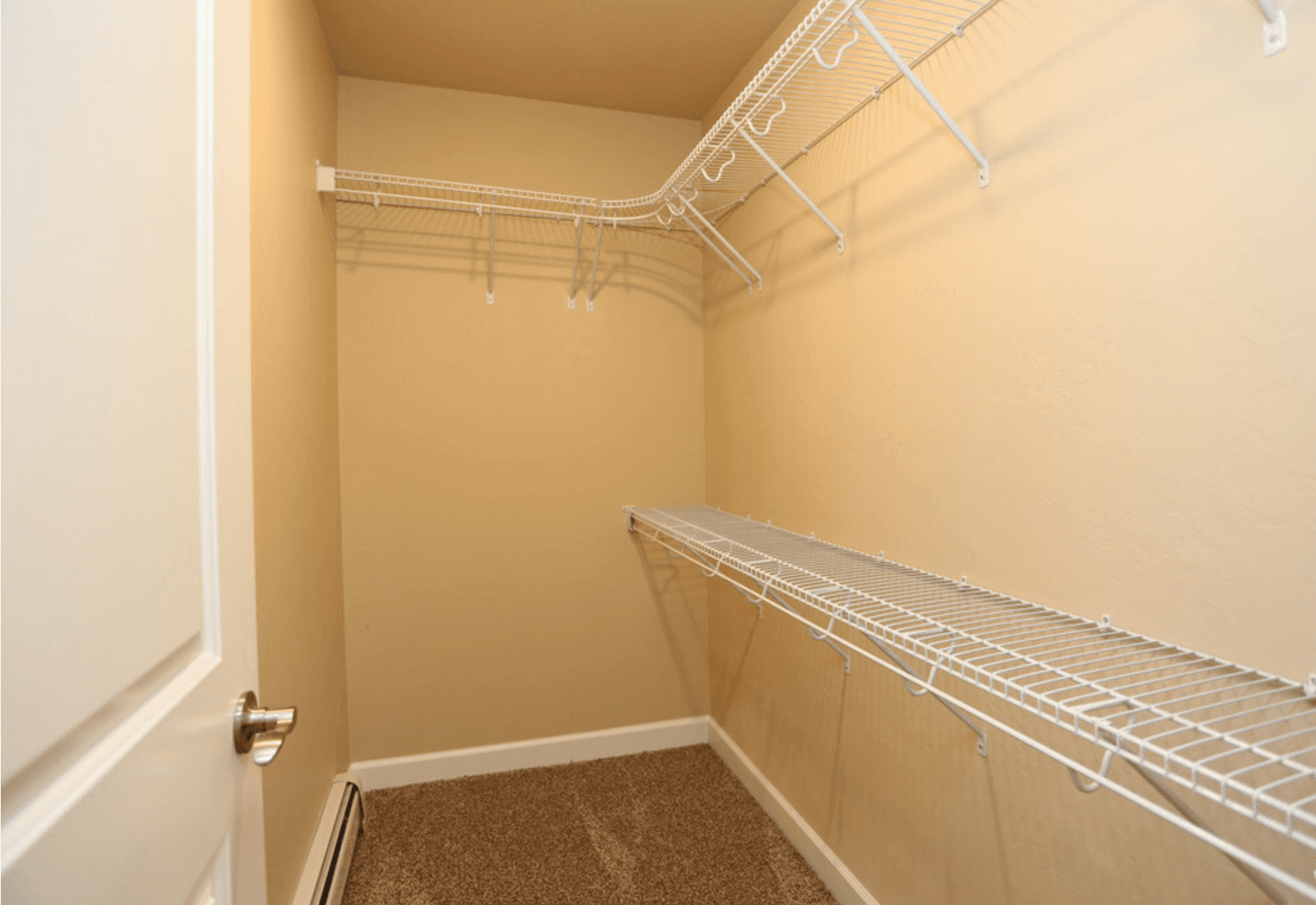 Lake Mills Apartment: 1000-1017 E. Brewster Drive
