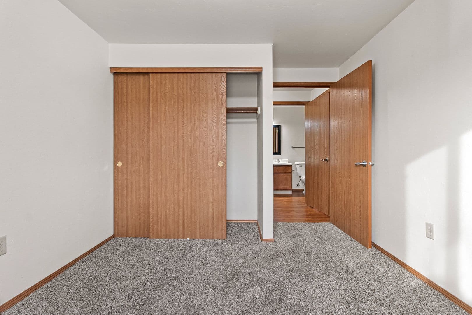 Green Bay Apartment: 1040, 1110, 1130 & 1140 Moraine Way