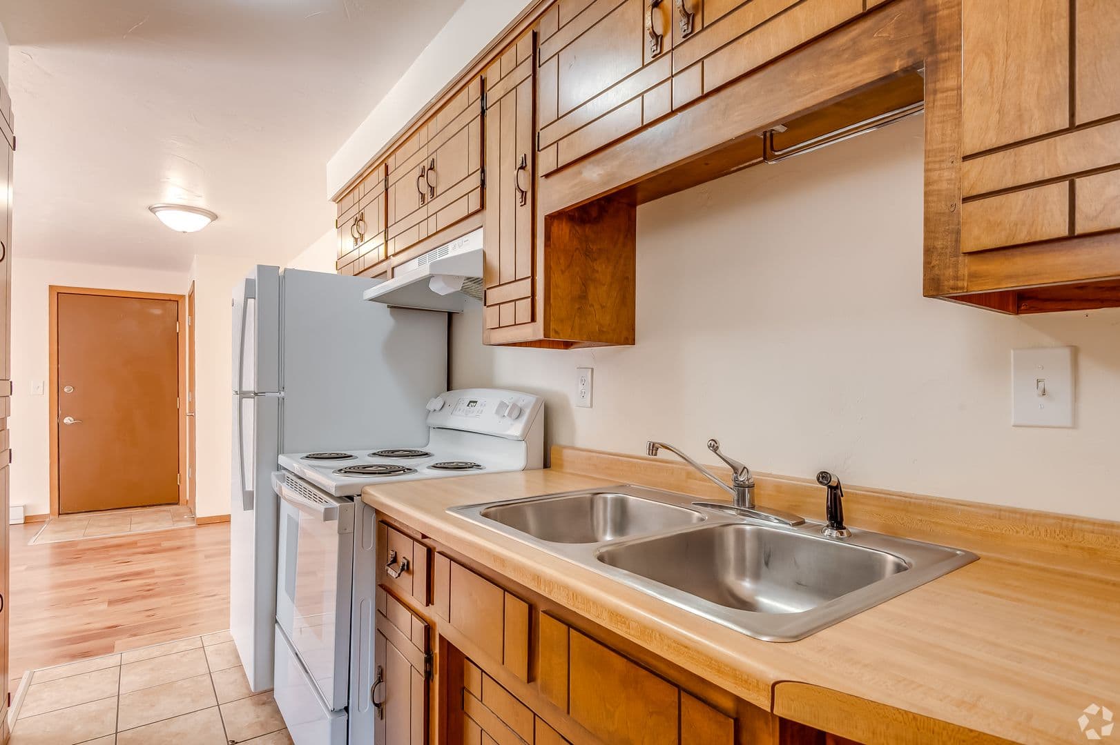 Green Bay Apartment: 1670 - 1740 Western Avenue