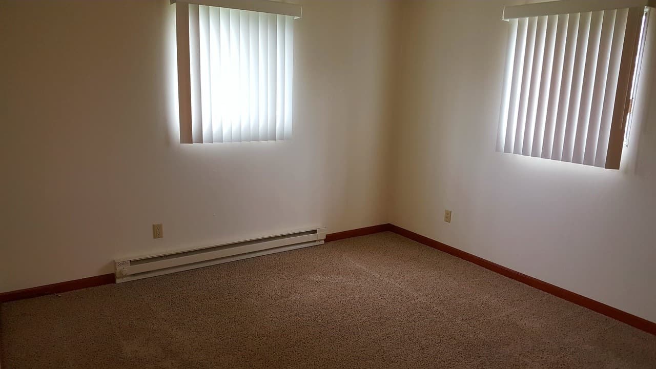 Marshfield Apartment: 1501   1521 S. Locust Avenue