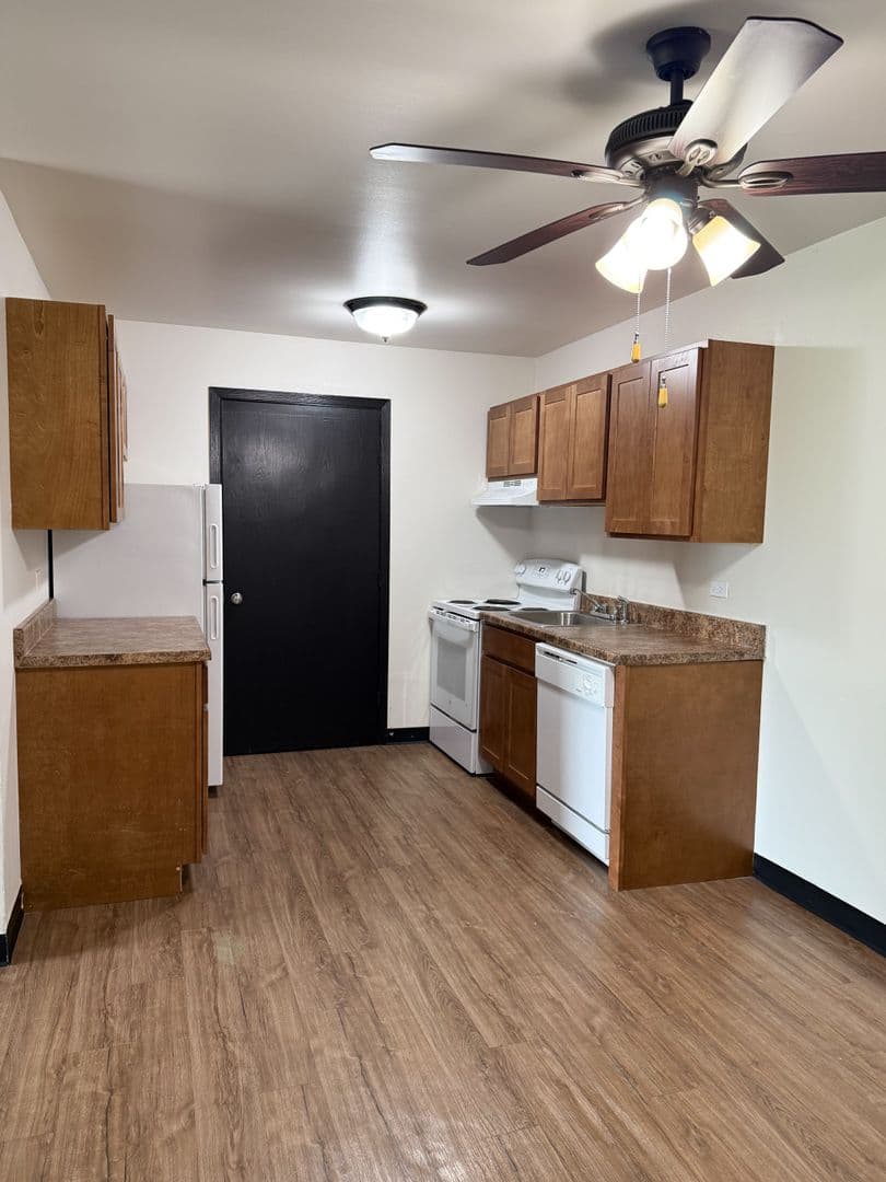 Twin Lakes Apartment: 1601 - 1761 Wilmot Avenue