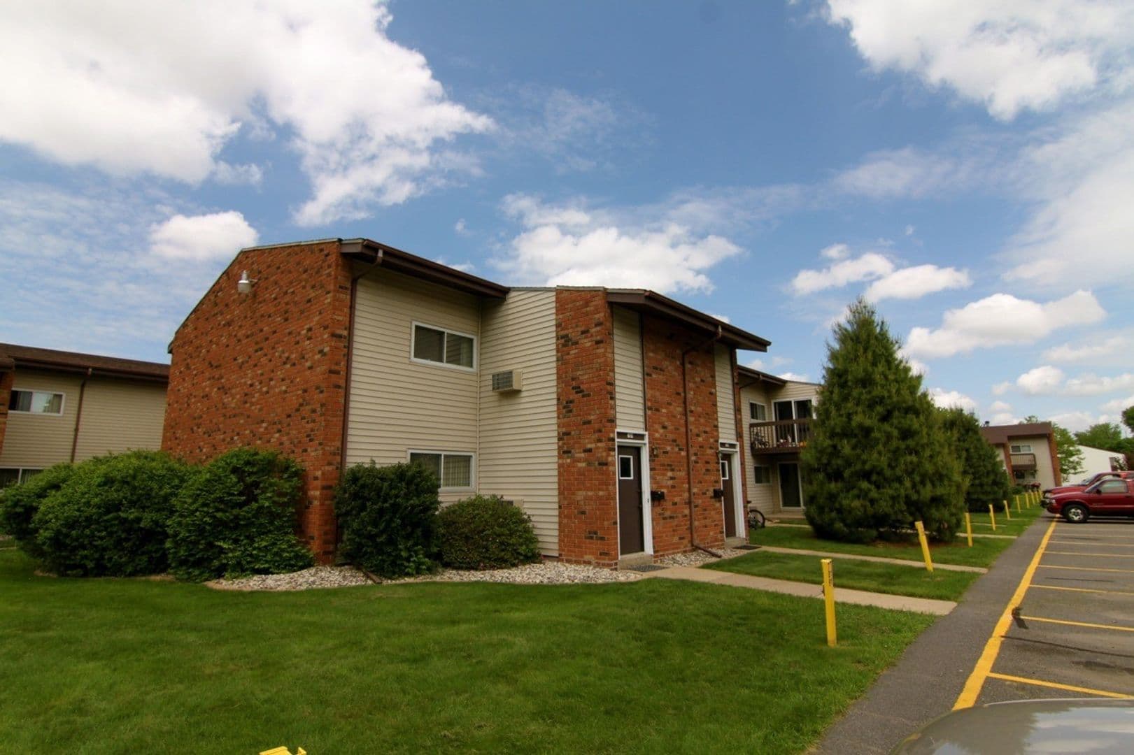 Marshfield Apartment: 701   795 W. 17th Street