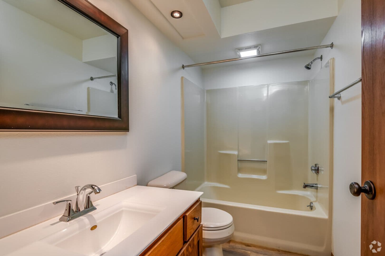 Green Bay Apartment: 2008 2108 Memorial Drive