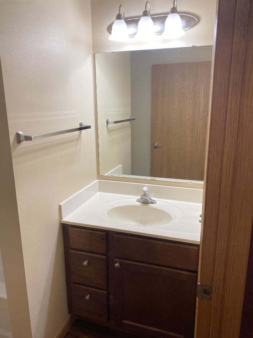 Whitewater Apartment: 533 & 539 W. Caine St