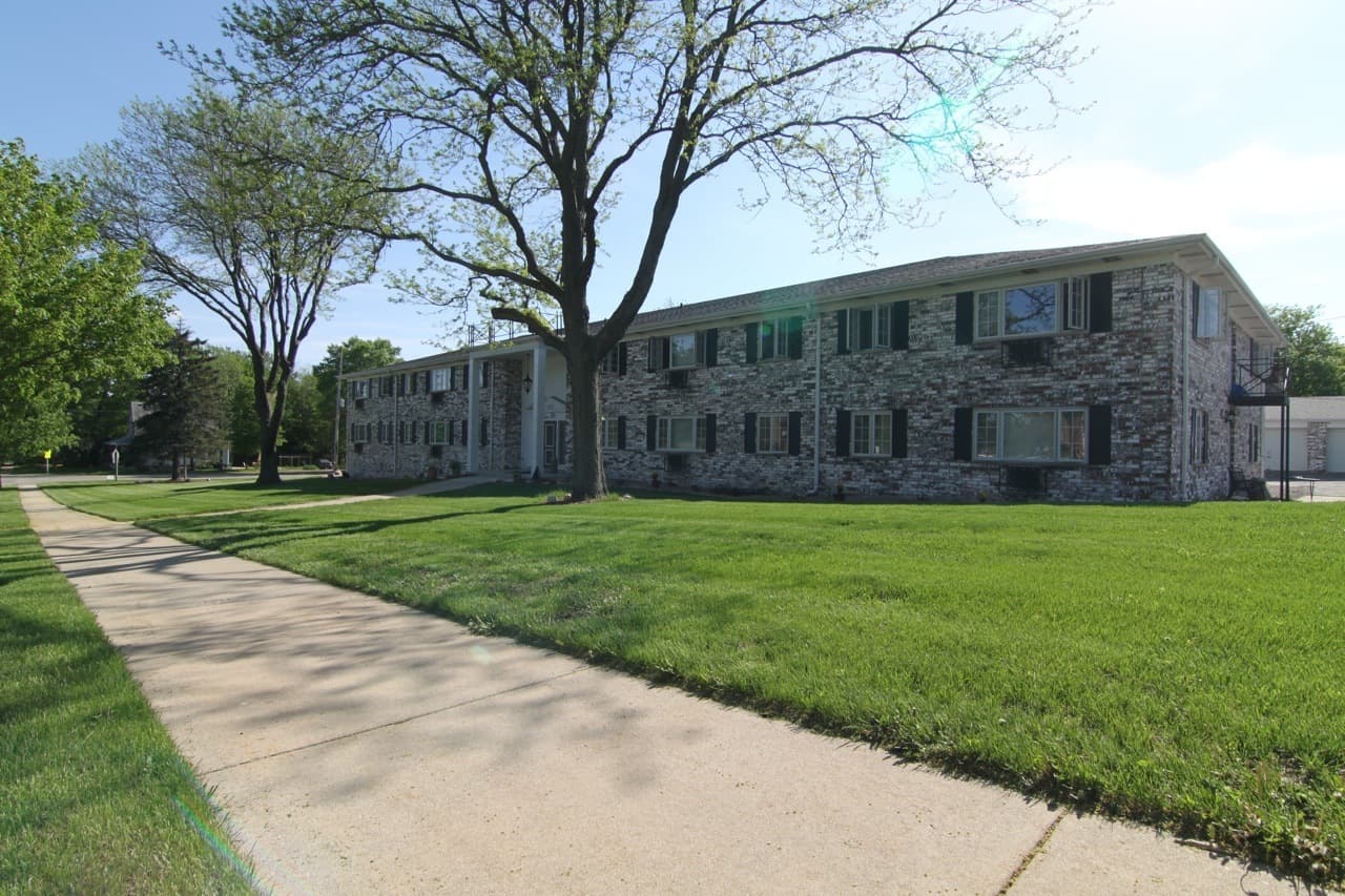 Germantown Apartment: W162 N11811 Park Ave.