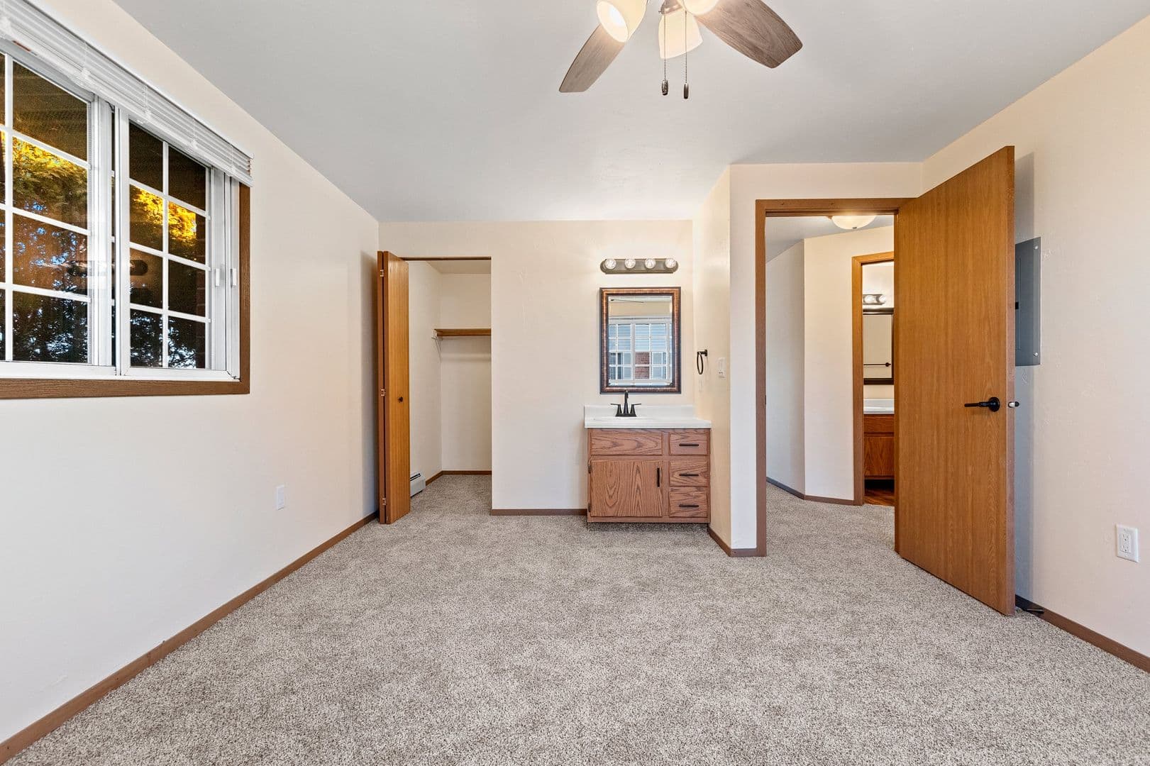 De Pere Apartment: 1258-1290 Scheuring Road