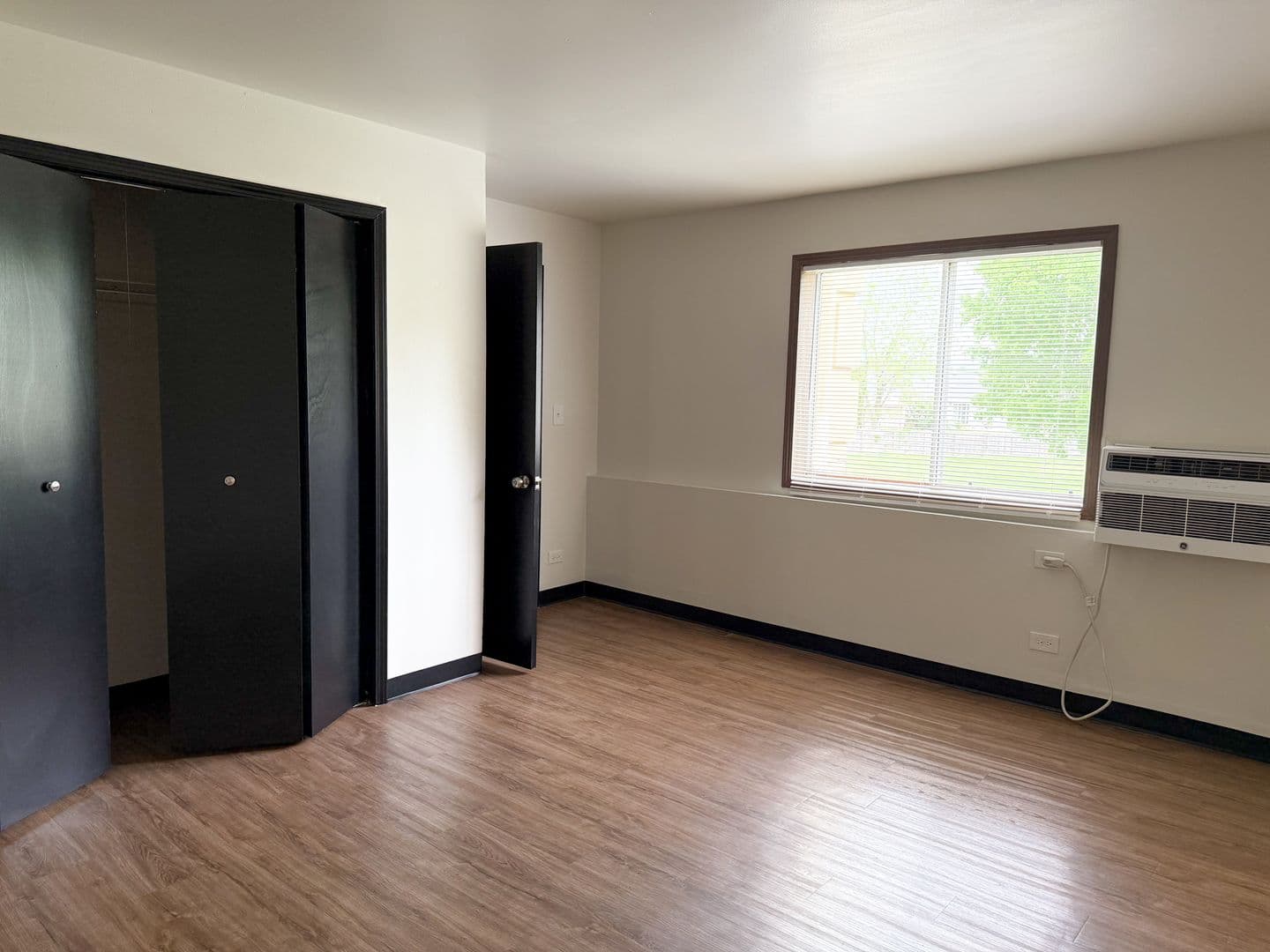 Twin Lakes Apartment: 1601 - 1761 Wilmot Avenue