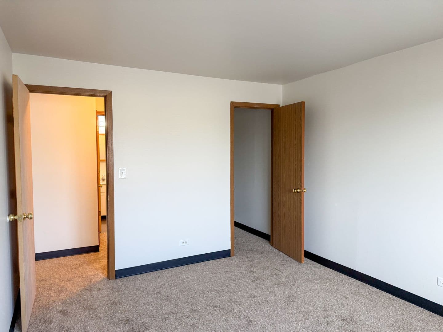 Twin Lakes Apartment: 1601 - 1761 Wilmot Avenue