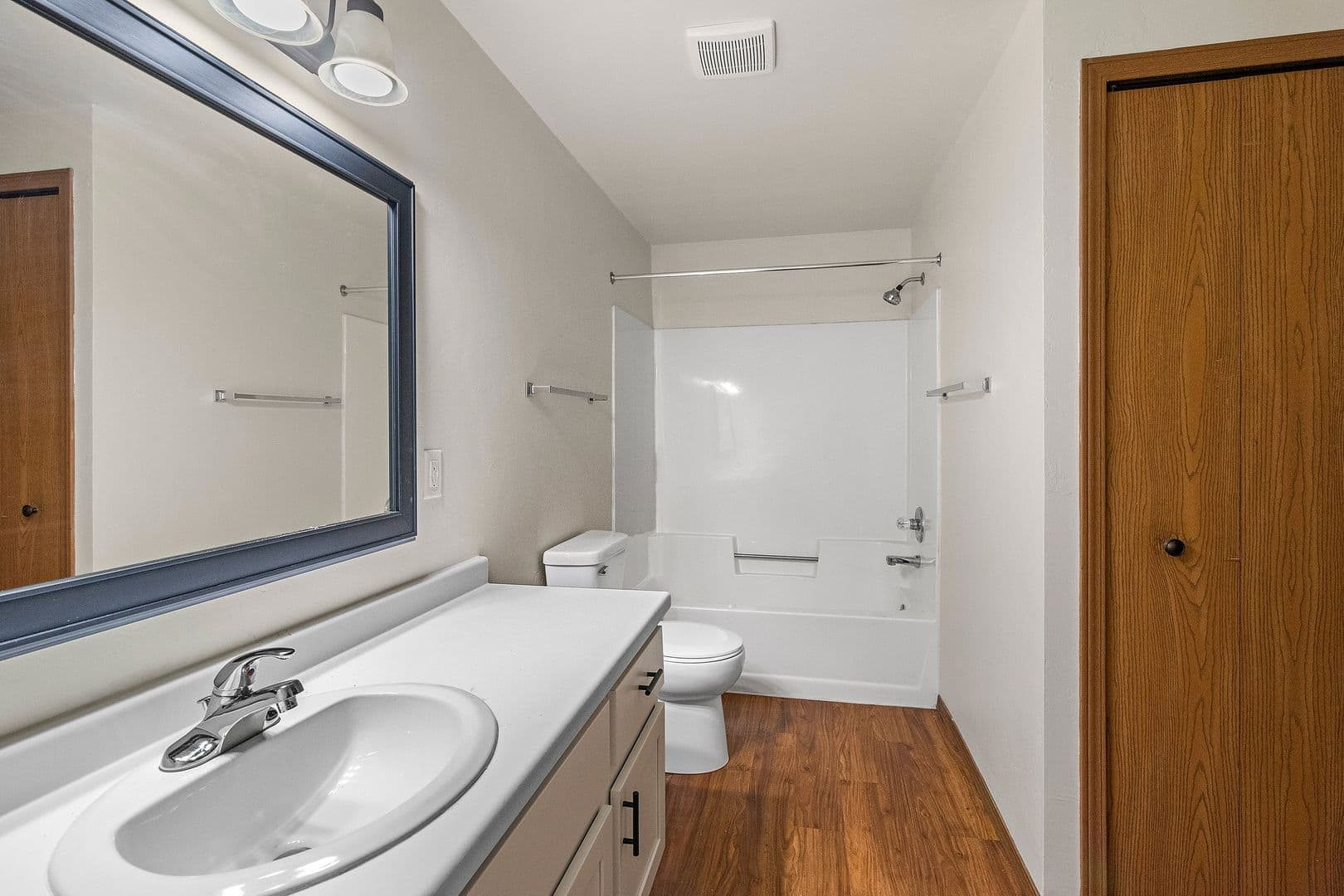 Green Bay Apartment: 1040, 1110, 1130 & 1140 Moraine Way