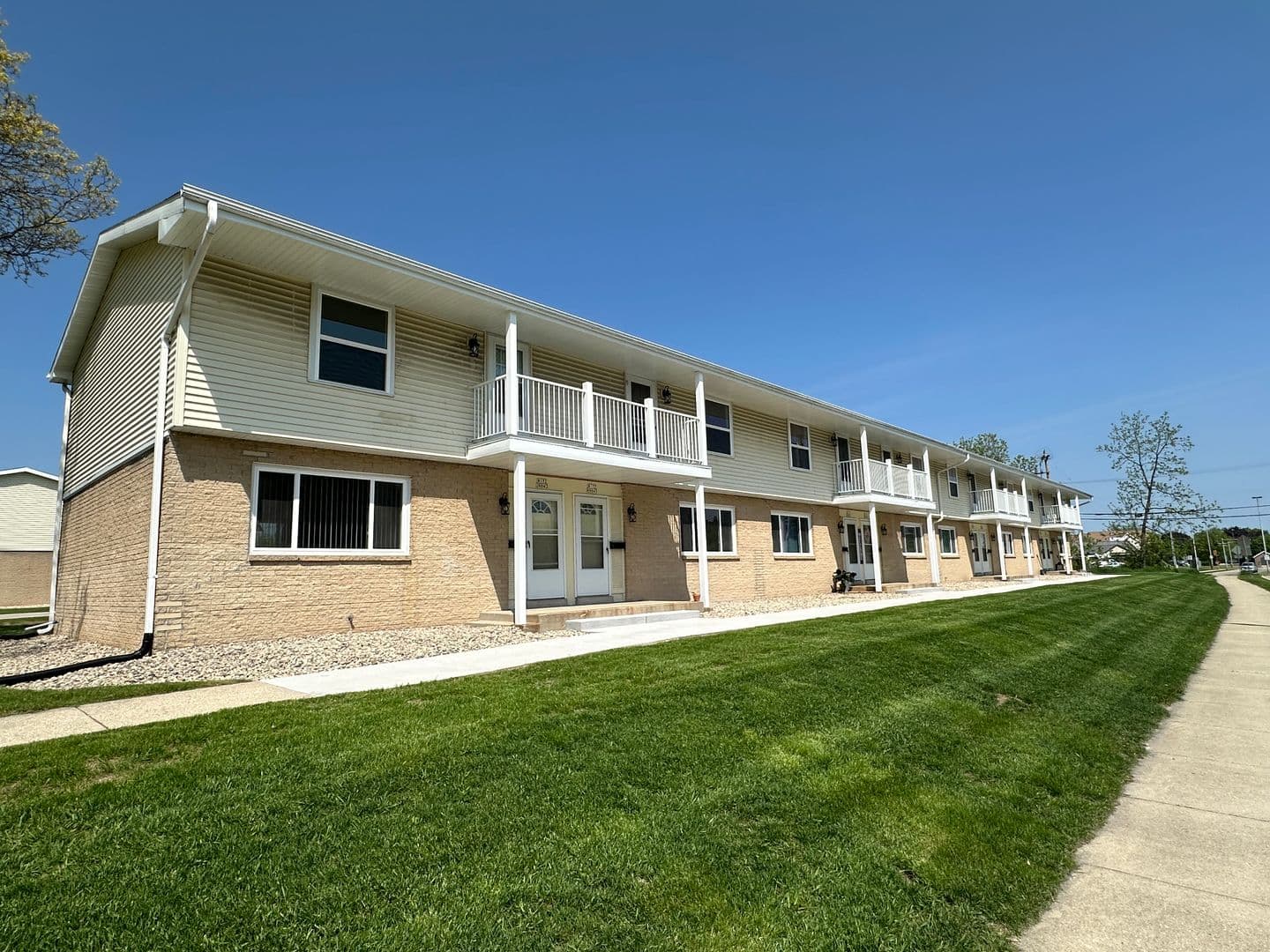 Menomonee Falls Apartment: W172 N9043 - W172 N9057 Shady Lane & N90 W17244 - N90 W17398 St. Thomas Drive