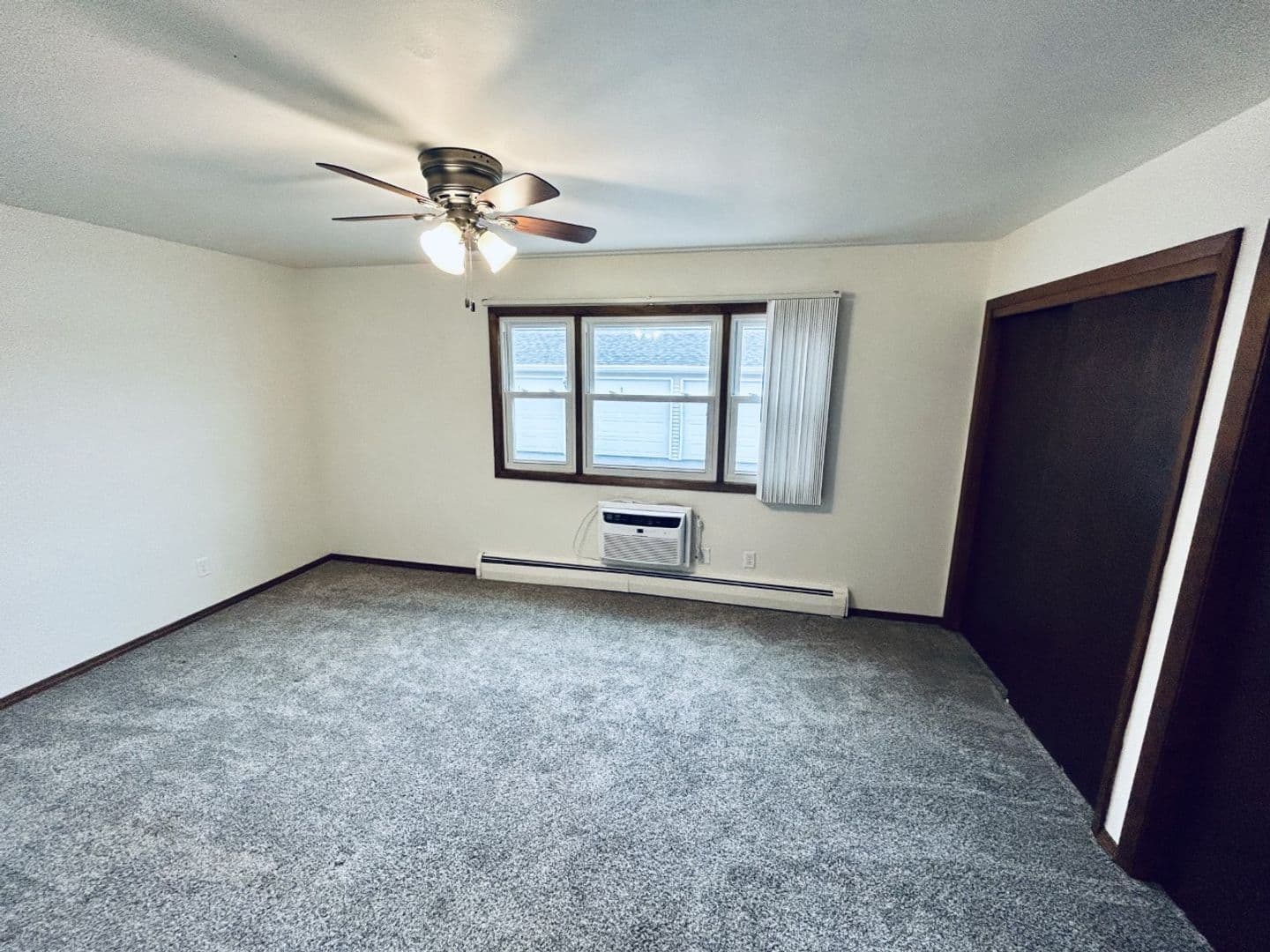 Allouez Apartment: 601 & 605 W. Briar Lane