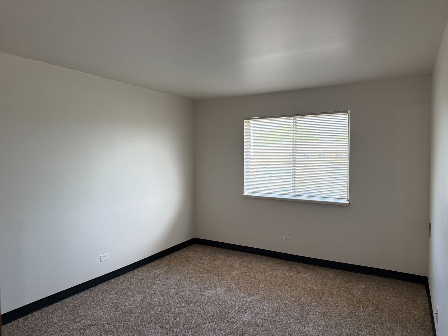 Twin Lakes Apartment: 1601 - 1761 Wilmot Avenue