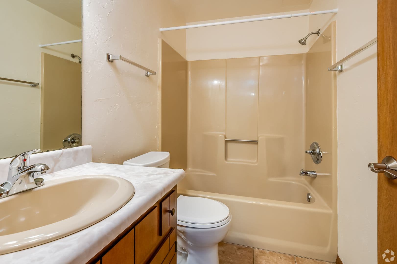 Green Bay Apartment: 1670 - 1740 Western Avenue