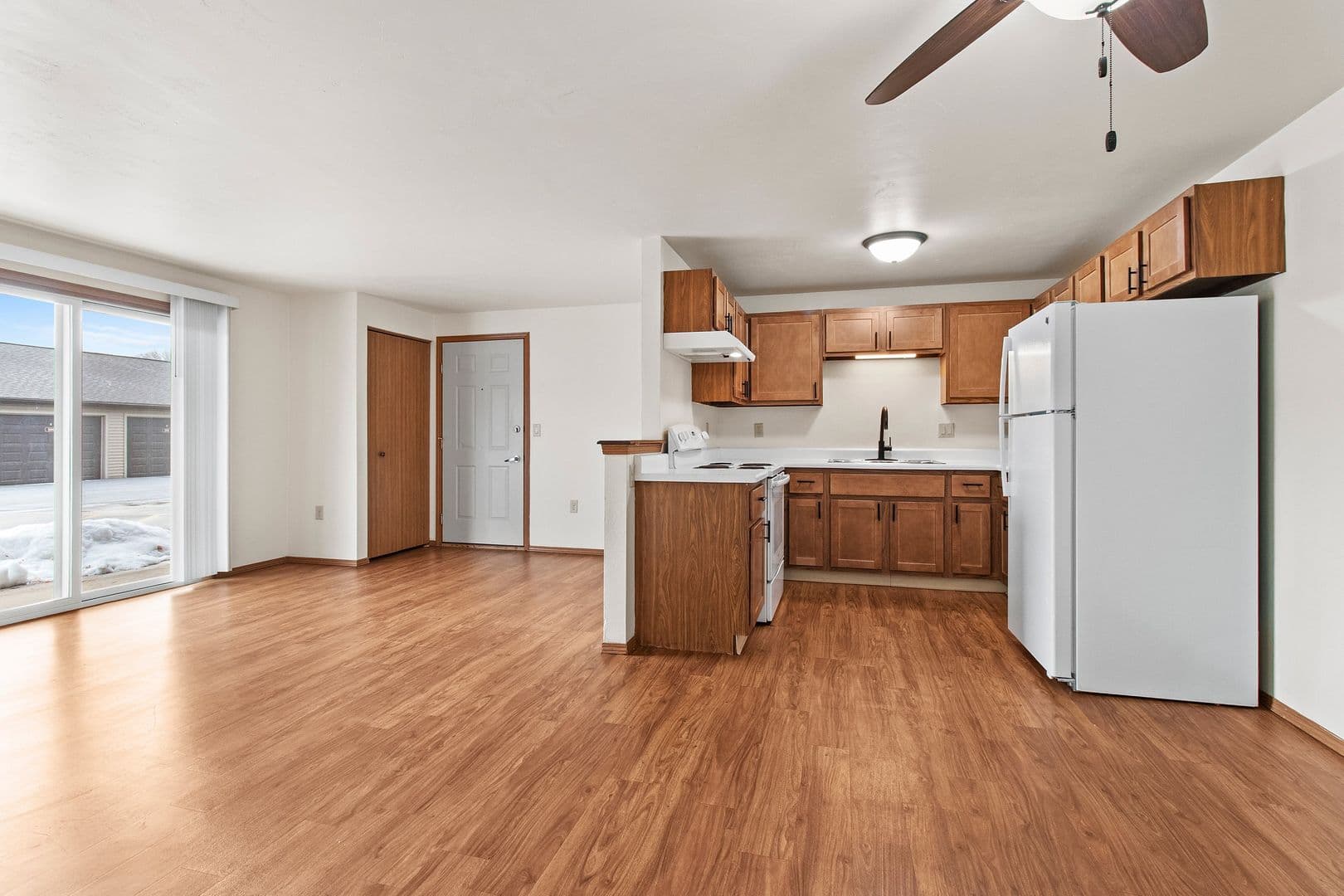 Green Bay Apartment: 1040, 1110, 1130 & 1140 Moraine Way