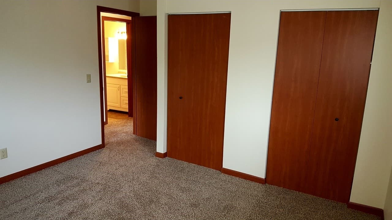 Marshfield Apartment: 1501   1521 S. Locust Avenue
