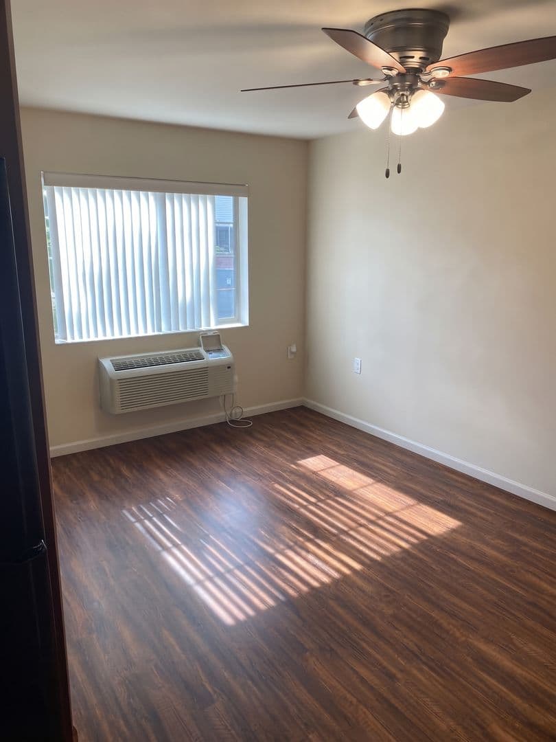 Whitewater Apartment: 533 & 539 W. Caine St