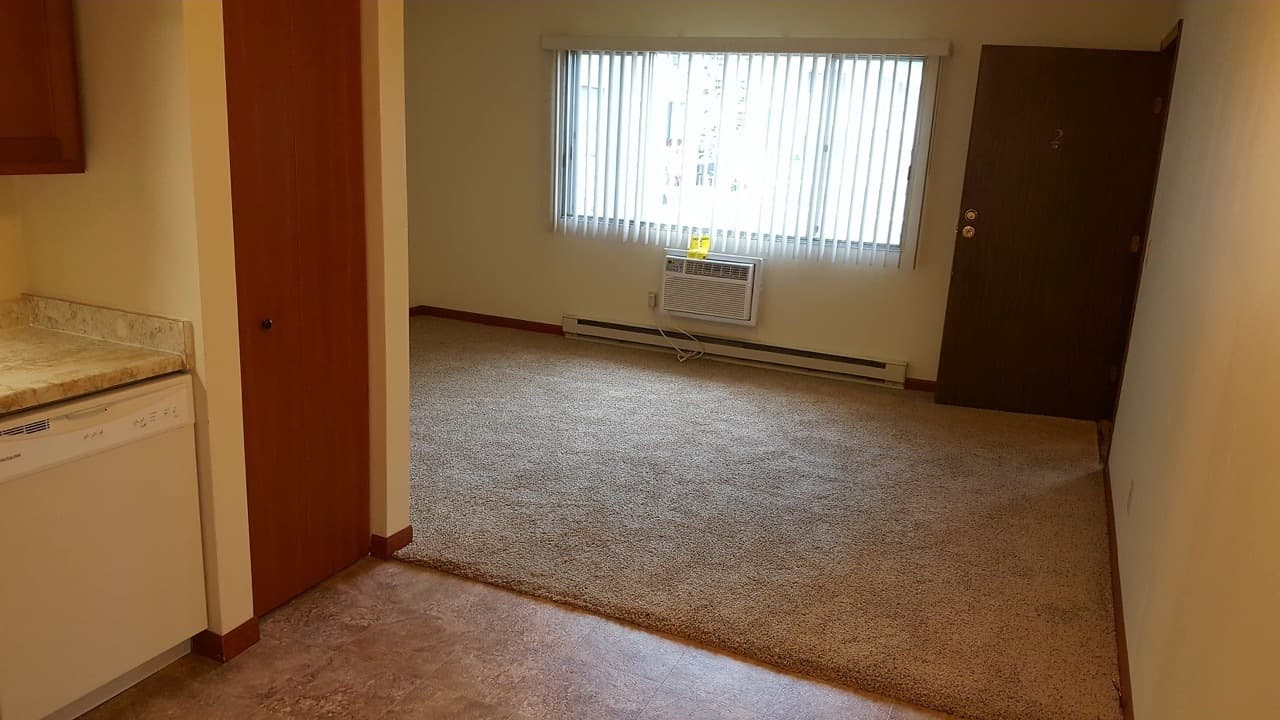 Marshfield Apartment: 1501   1521 S. Locust Avenue