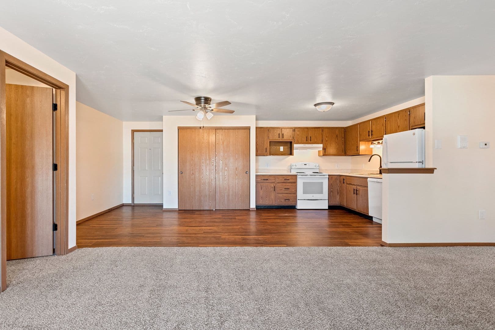 De Pere Apartment: 1258-1290 Scheuring Road