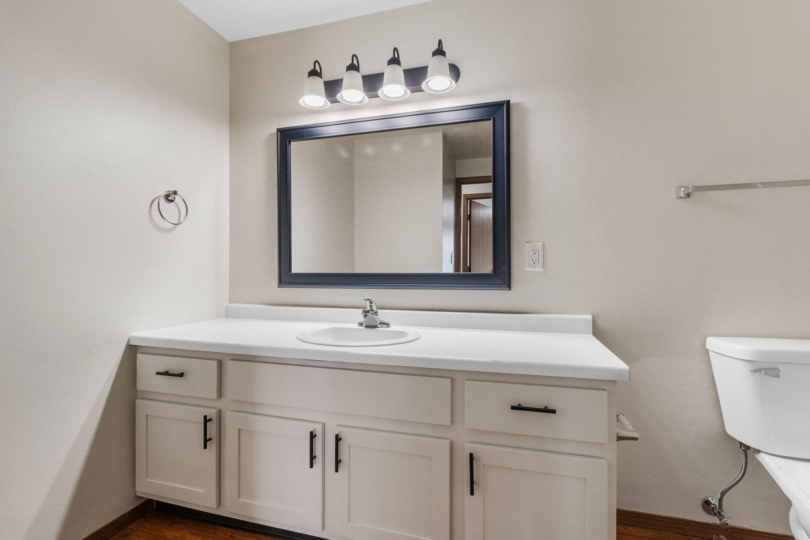 Green Bay Apartment: 1040, 1110, 1130 & 1140 Moraine Way
