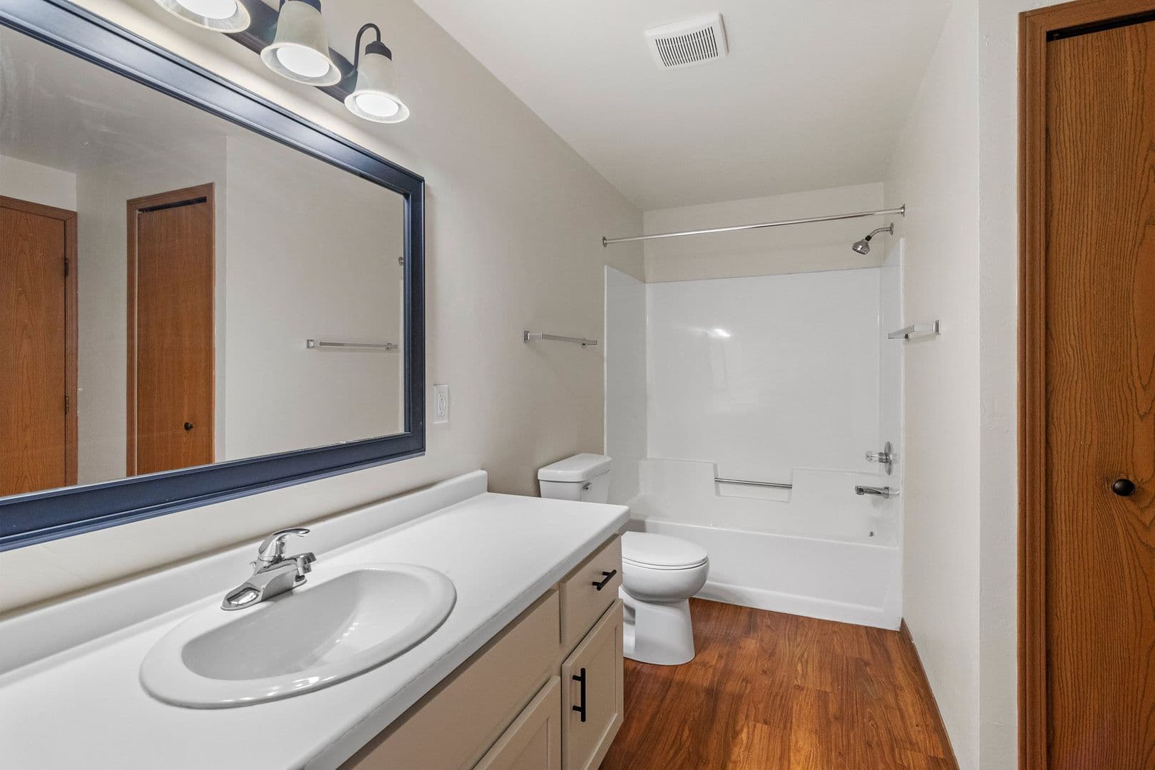 Green Bay Apartment: 1040, 1110, 1130 & 1140 Moraine Way