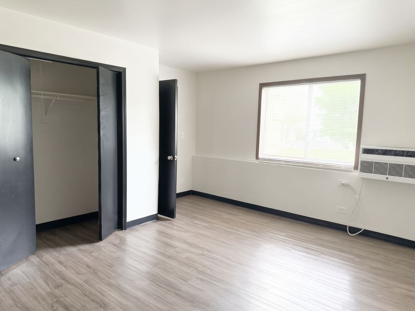 Twin Lakes Apartment: 1601 - 1761 Wilmot Avenue