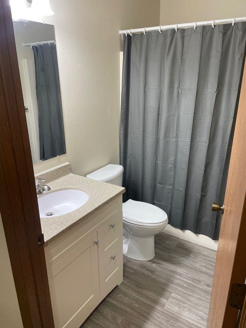 Marshfield Apartment: 1018 W. Laurel Street