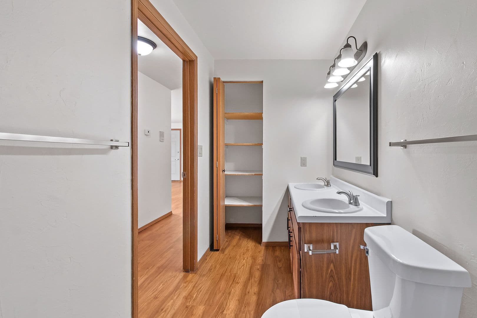 Green Bay Apartment: 1040, 1110, 1130 & 1140 Moraine Way