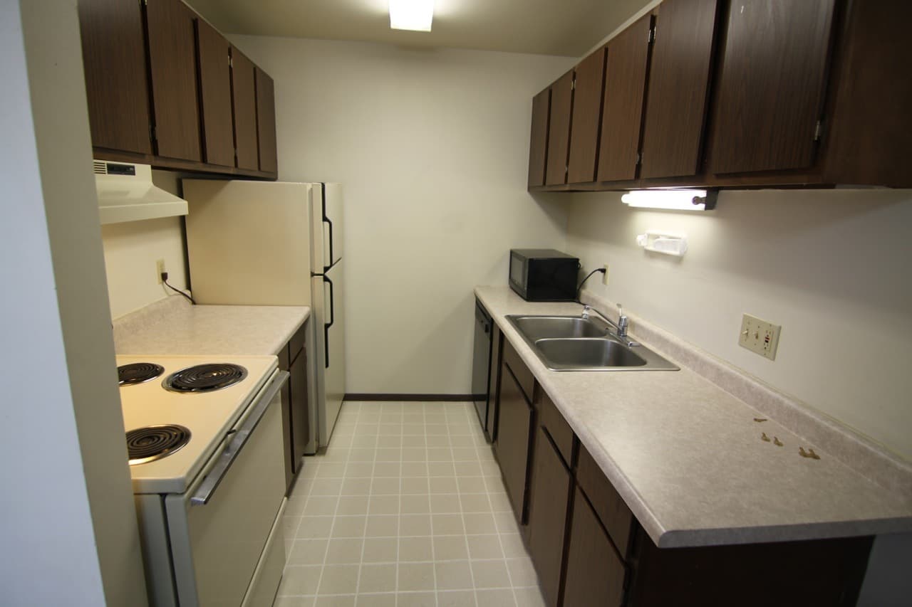 Marshfield Apartment: 701   795 W. 17th Street