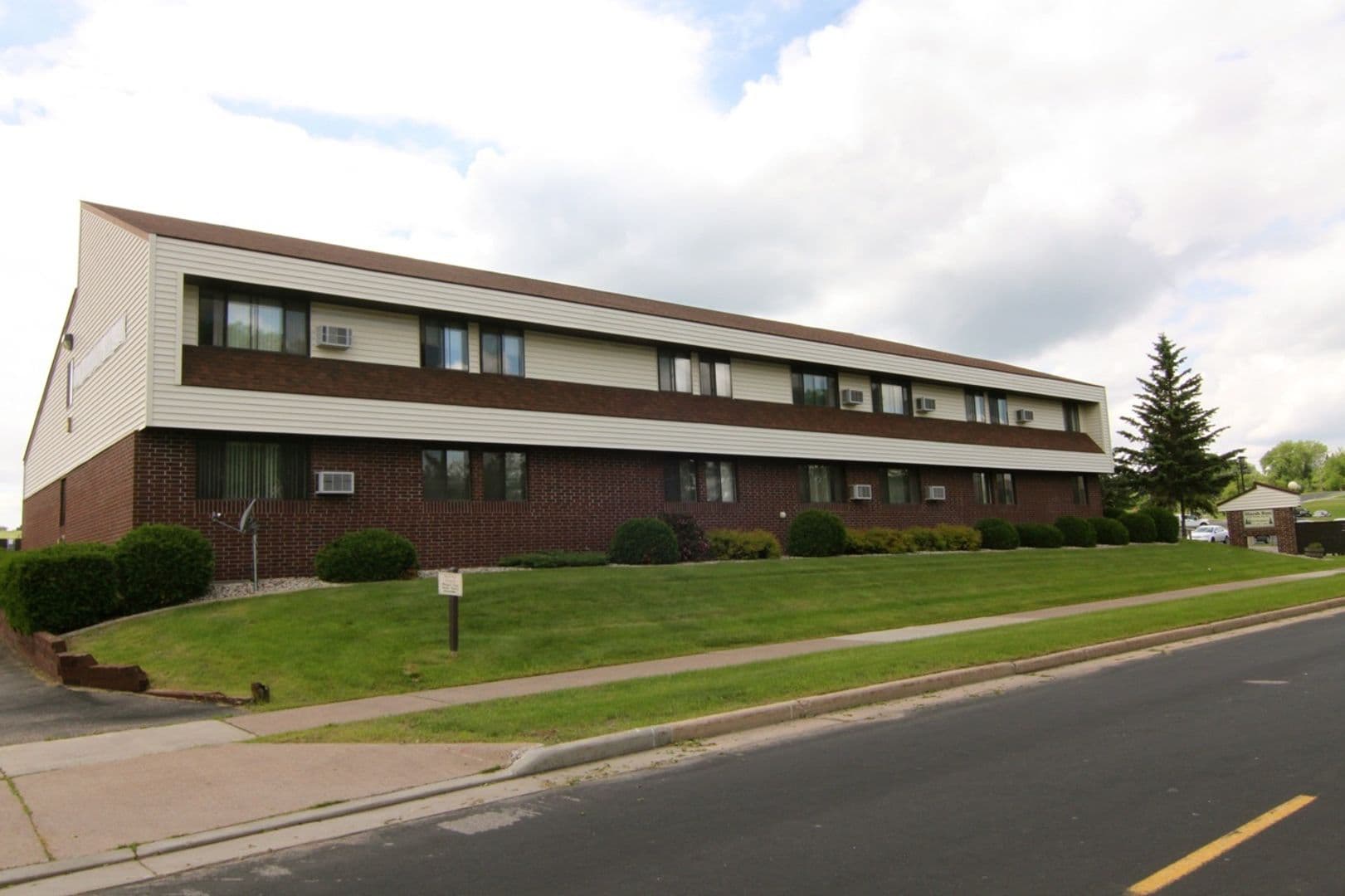 Marshfield Apartment: 1626 N. Fig Ave.