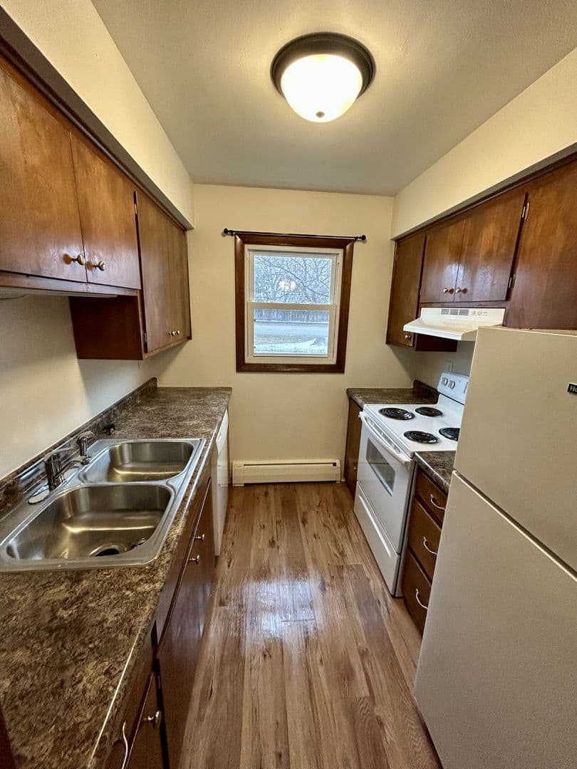 Allouez Apartment: 601 & 605 W. Briar Lane