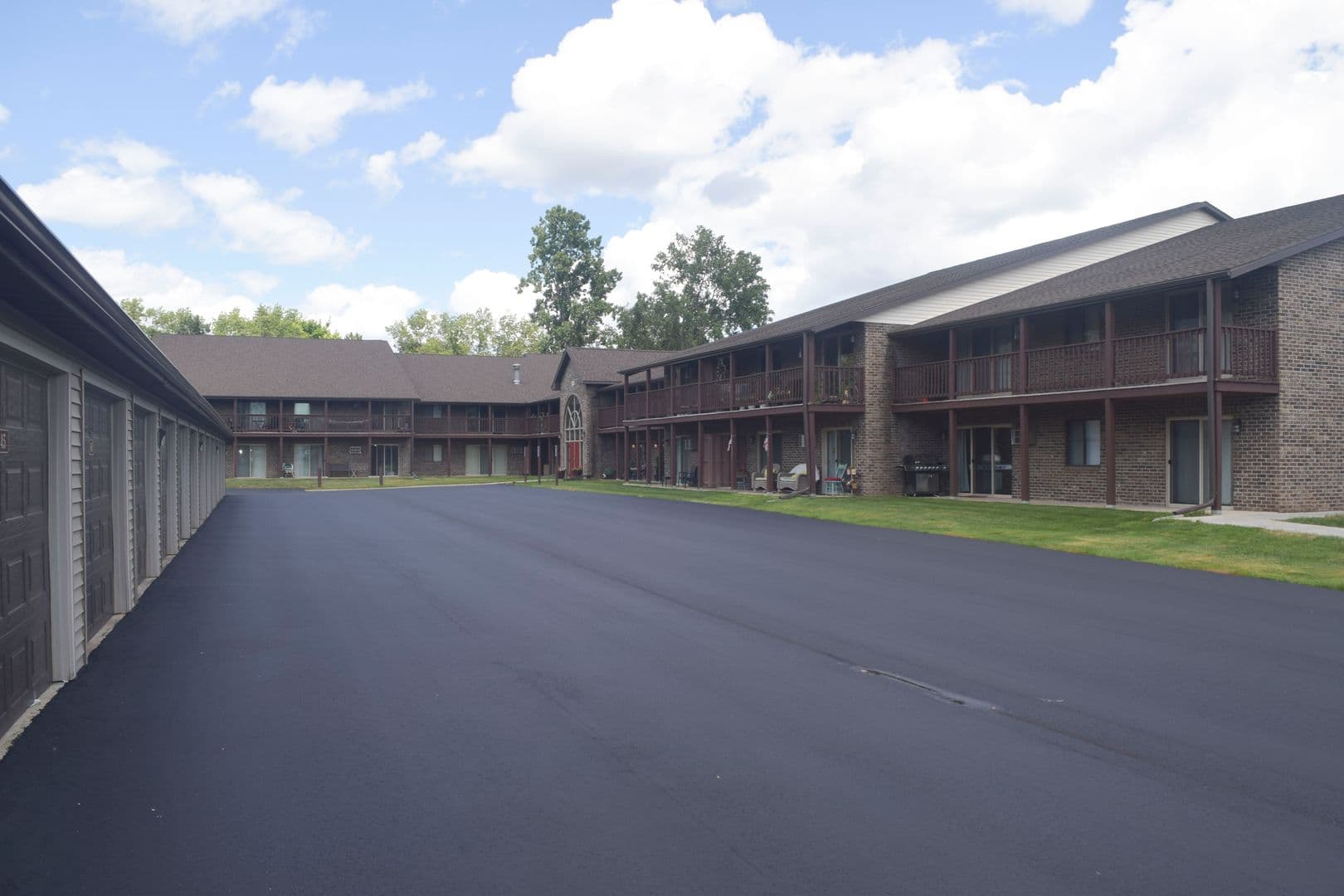 Green Bay Apartment: 1040, 1110, 1130 & 1140 Moraine Way
