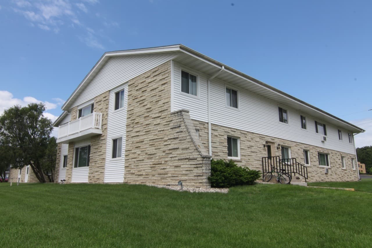 Stevens Point Apartment: 1300 1400 Sixth Ave.