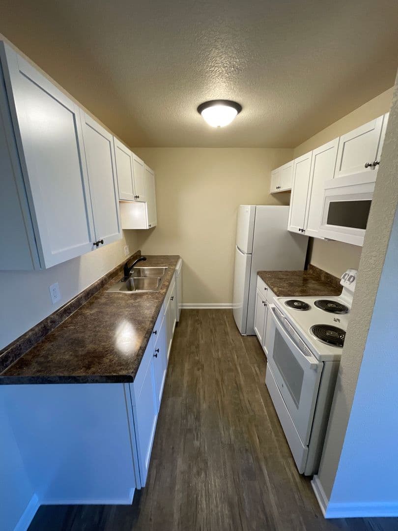Marshfield Apartment: 801 895 W. 17th St.