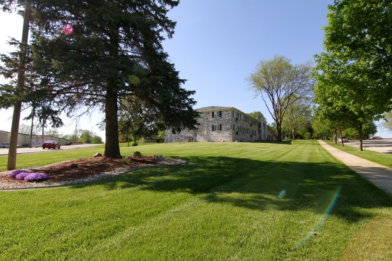 Germantown Apartment: W162 N11811 Park Ave.