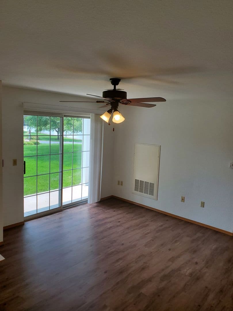 Sheboygan Apartment: 2114 2210 Meadowland Drive