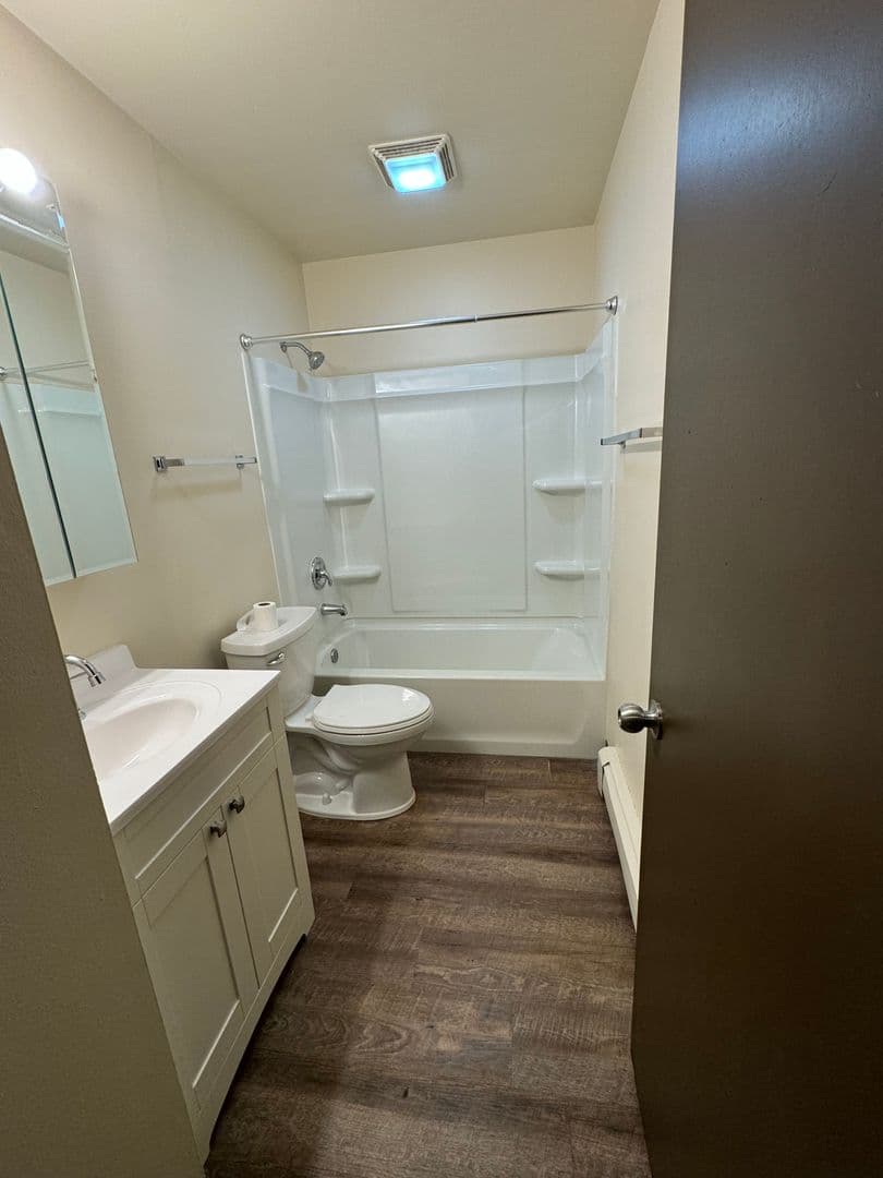 Oshkosh Apartment: 702 - 830 Stillwell Avenue
