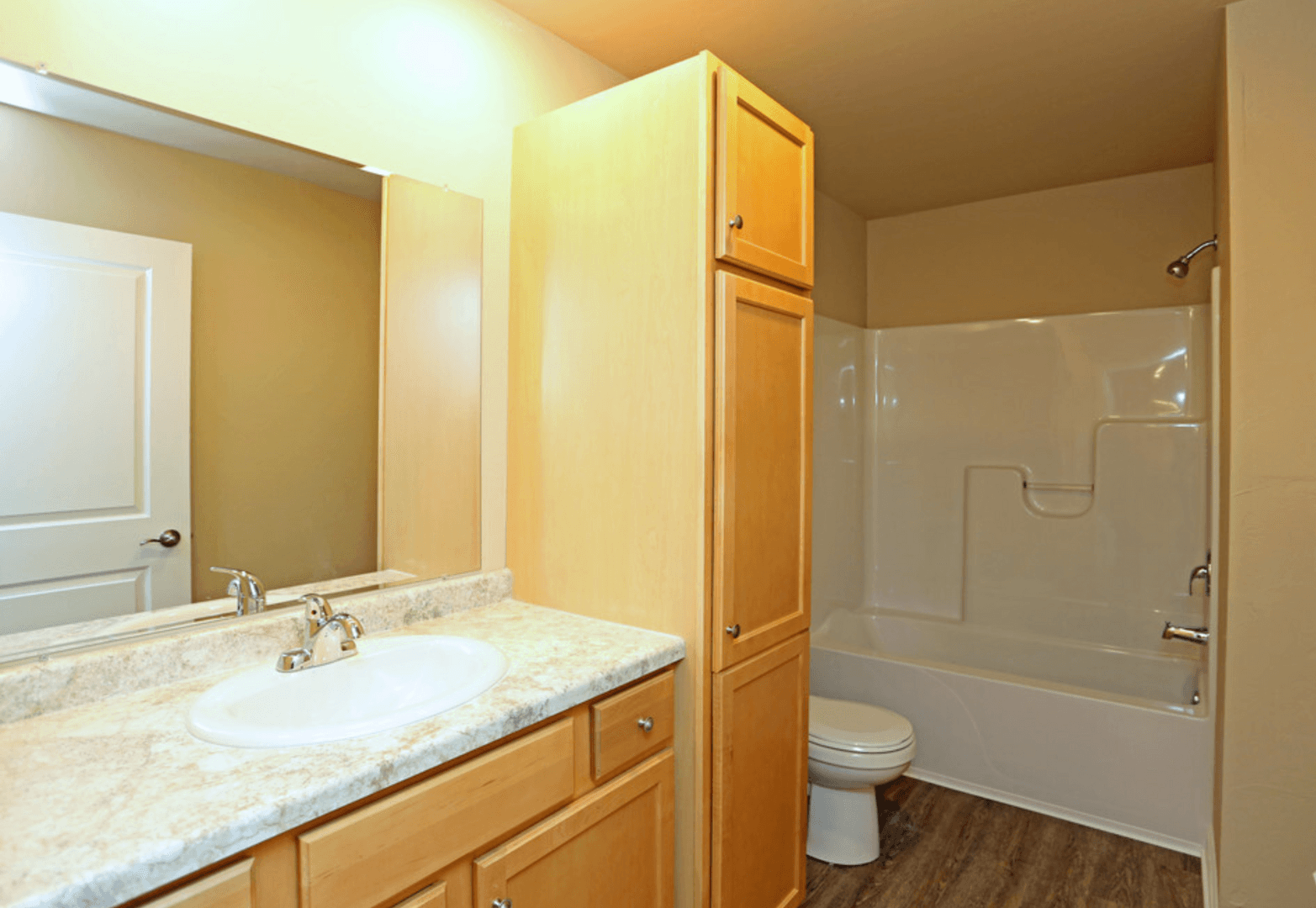 Lake Mills Apartment: 1000-1017 E. Brewster Drive