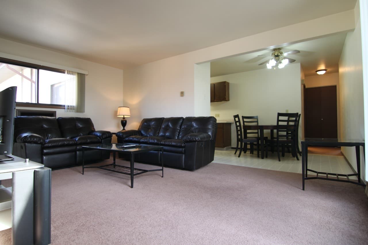 Marshfield Apartment: 701   795 W. 17th Street
